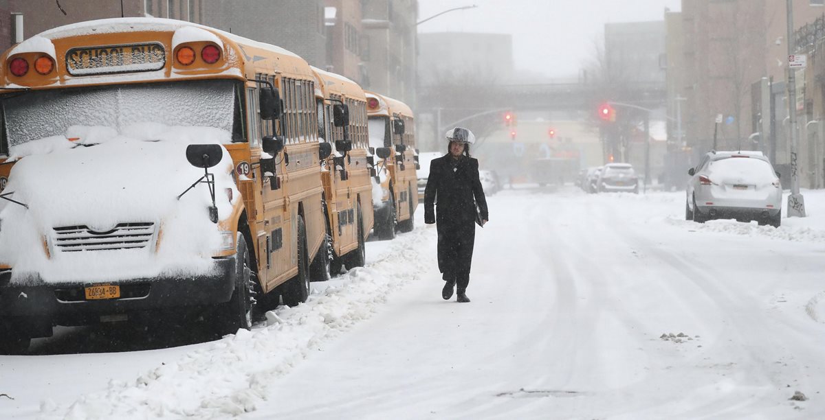Nueva York retrasa ingreso a clases por tormenta de nieve. (Foto Prensa Libre: AFP)