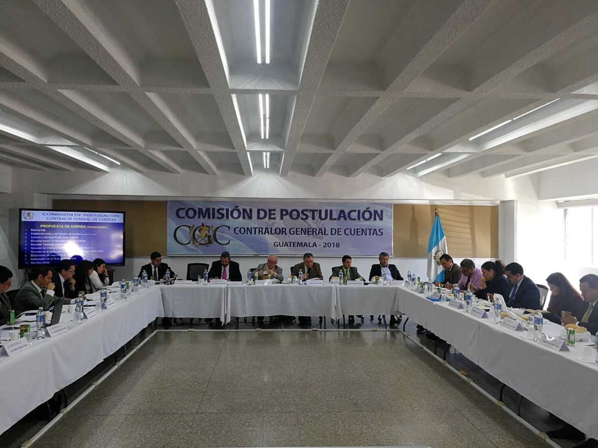 Comisión de Postulación para contralor general de Cuentas define la tabla de gradación y aprueba la convocatoria para los profesionales que quieran postularse a ese cargo. (Foto Prensa Libre: Manuel Hernández)