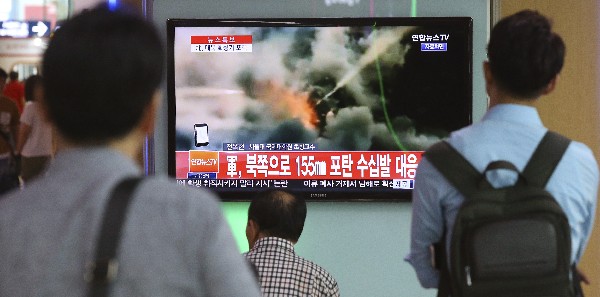 En Seúl, surcoreanos <span class="hps">ven</span> <span class="hps">noticias sobre información del ataque.</span> (Foto Prensa Libre: AP)
