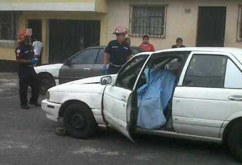 El cuerpo del taxista quedó en el interior del vehículo que conducía en el lugar conocido como La Isla, Villa Lobos 1. (Foto Prensa Libre: CBM)