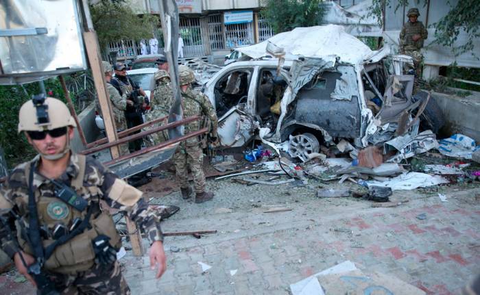 Atentado suicida de los talibanes contra una patrulla conjunta afgano y la Otán en Kabul. (Foto Prensa Libre: AP)