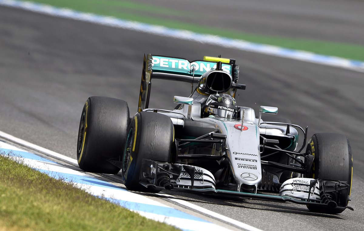 El piloto alemán Nico Rosberg fue el más rápido del segundo día de entrenamientos del Gran Premio de Alemania. (Foto Prensa Libre:AP)