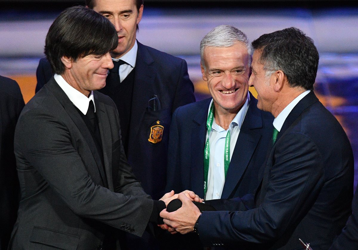 Joachim Loew, técnico de Alemania, saluda a Juan Carlos Osorio y Didier Deschamps. (Foto Prensa Libre: AFP).
