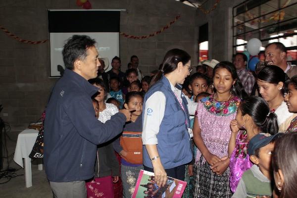 Delegados del Gobierno de Japón hablan con jóvenes   de Baja Verapaz.