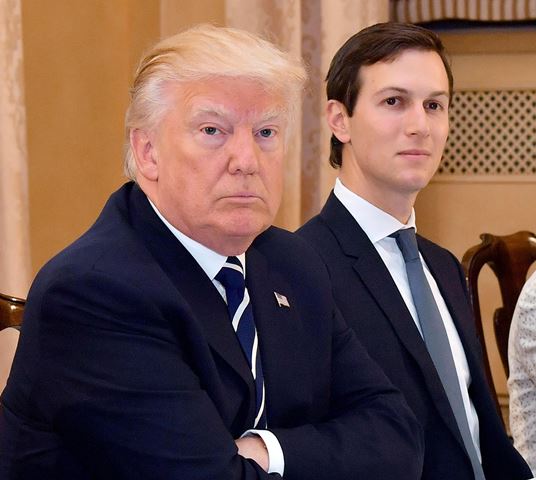 Trump y su yerno Kushner están en la mira, por una supuesta injerencia rusa. (Foto Prensa Libre: EFE)