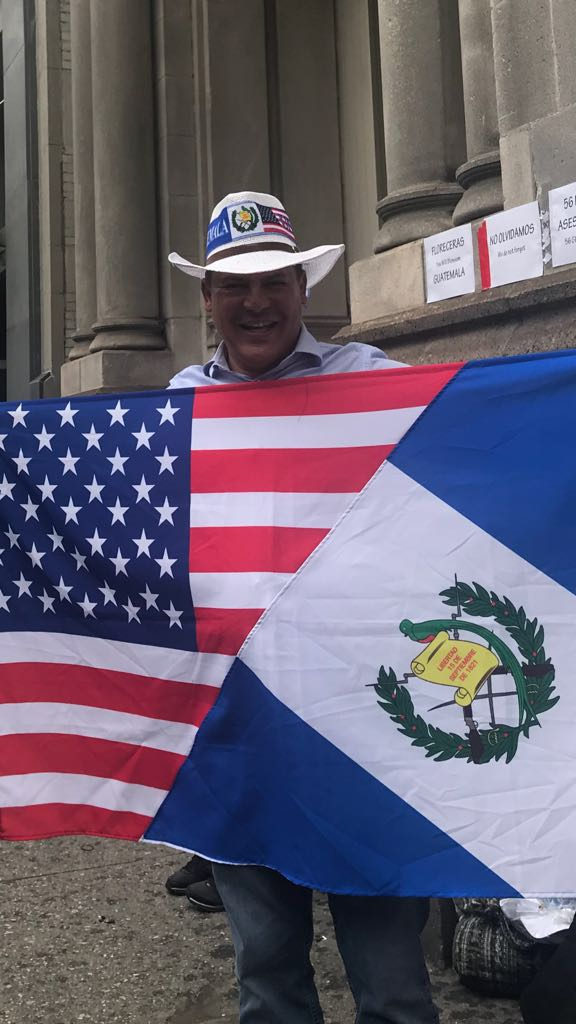Un guatemalteco porta las banderas e Guatemala y de Estados Unidos, durante la protesta. (Foto Prensa Libre: Cortesía)