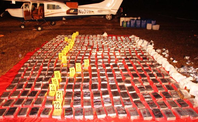 Avioneta detectada es inmovilizada por el Ejército y localizan 433 kilos de cocaína. (Foto Prensa Libre: PNC)