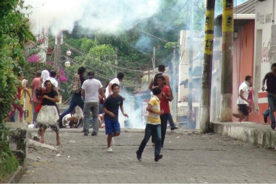 Manifestantes corren por gases lacrimógenos que agentes de la PNC lanzaron en manifestación en Cuyotenango, Suchitepéquez. (Foto HemerotecaPL)
