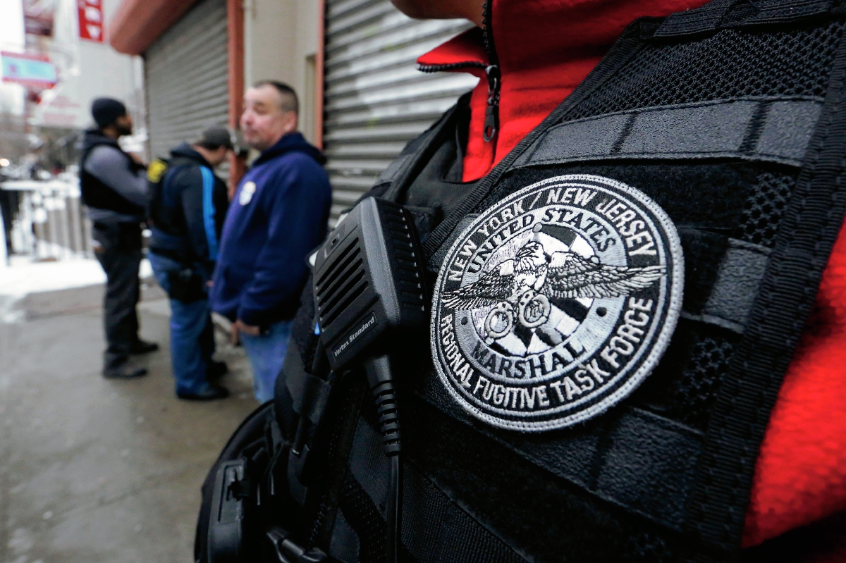 Agentes de inmigración realizan una redada de indocumentados, en   Nueva York. (Foto Prensa Libre: AP