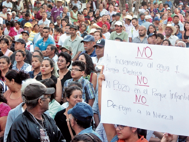 Vecinos de Jalapa protestan frente a la municipalidad en rechazo al aumento del servicio de agua entubada. (Foto Prensa Libre: Hugo Oliva)