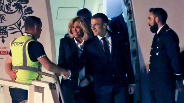 Quién lo habría imaginado: Macron saludando, alegre, a un chaleco amarillo. AFP