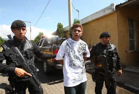 Edwin Silvestre  Pérez Marroquín es trasladado a los tribunales, sindicado de  asesinato y femicidio.