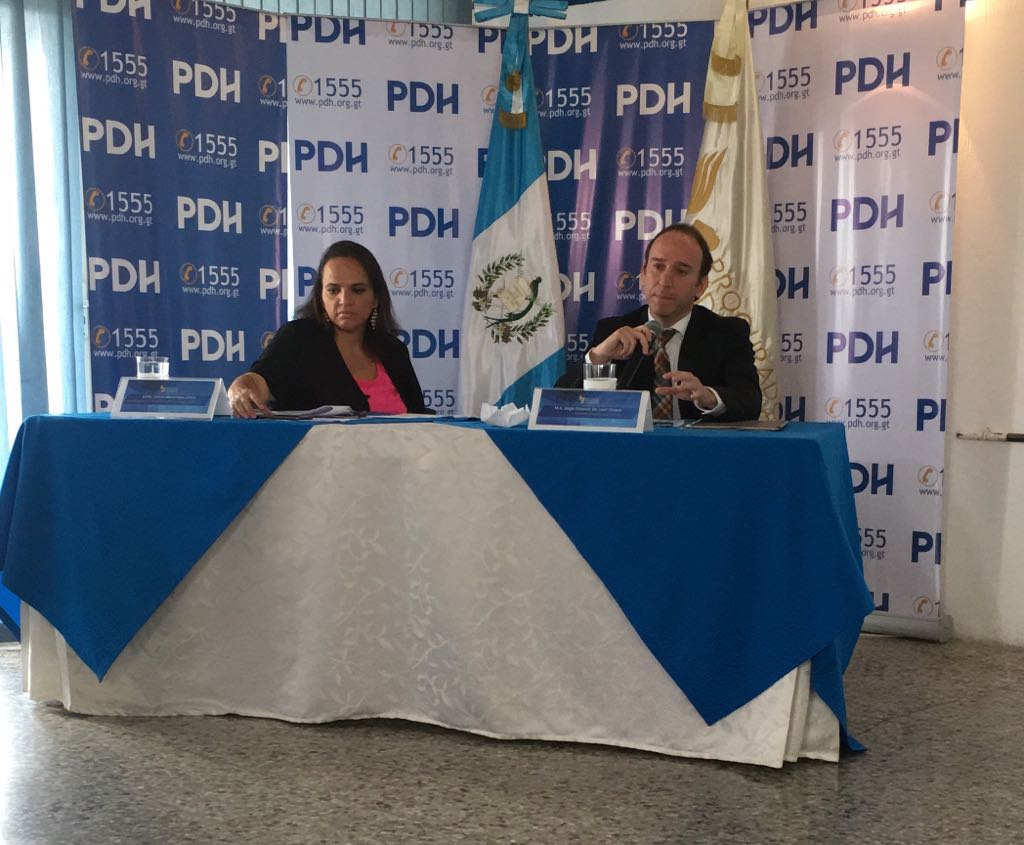 El procurador de Derechos Humanos, Jorge de León Duque, presenta el informe en la sede de la institución. (Foto Prensa Libre: PDH)