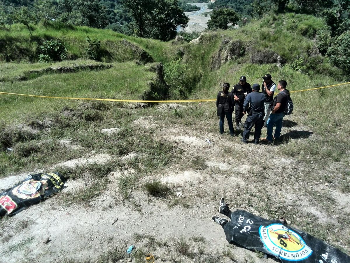 Alrededor de los cuerpos se encontraron varios casquillos de bala. (Foto Prensa Libre: Estuardo Paredes)
