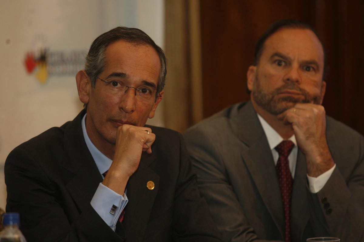 El presidente Álvaro Colom y Carlos Meany, su ministro de Energía y Minas, en el 2008. (Foto: Hemeroteca PL)