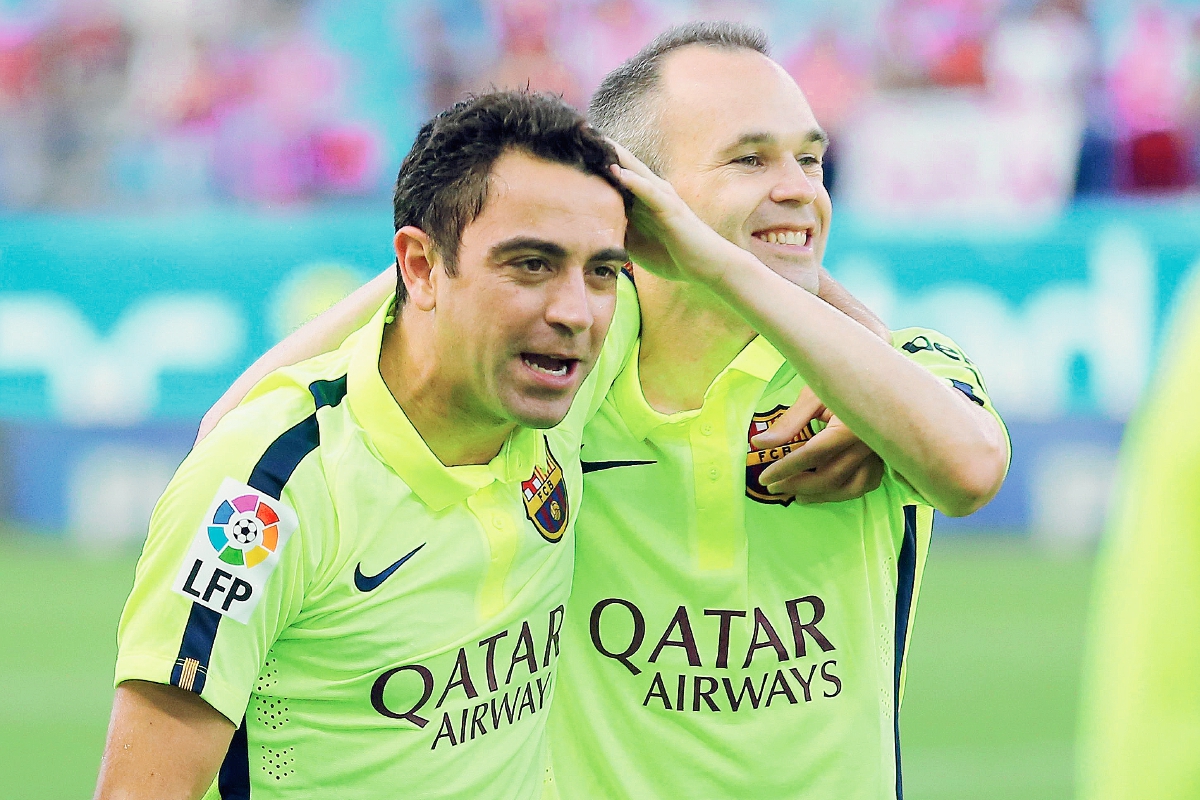 Xavi Hernández y  Andrés Iniesta celebraron juntos una nueva Liga para el Barcelona. (Foto Prensa Libre: AFP)