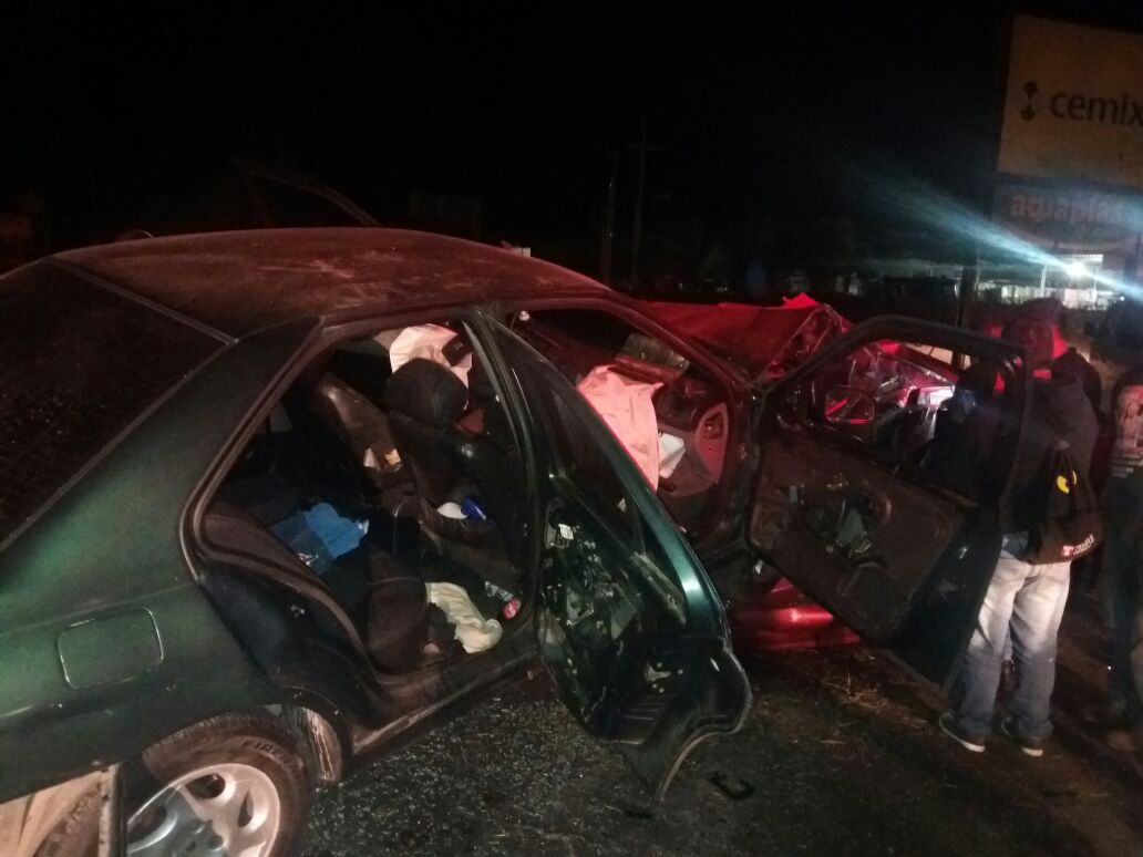 El vehículo verde era conducido por un hombre que quedó herido. (Foto Prensa Libre: Edy Paz/Bomberos Voluntarios).