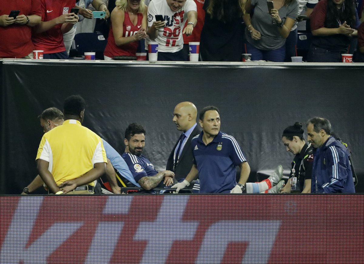 Lavezzi salió del campo en camilla luego de caer de espaldas. (Foto prensa Libre: AP)
