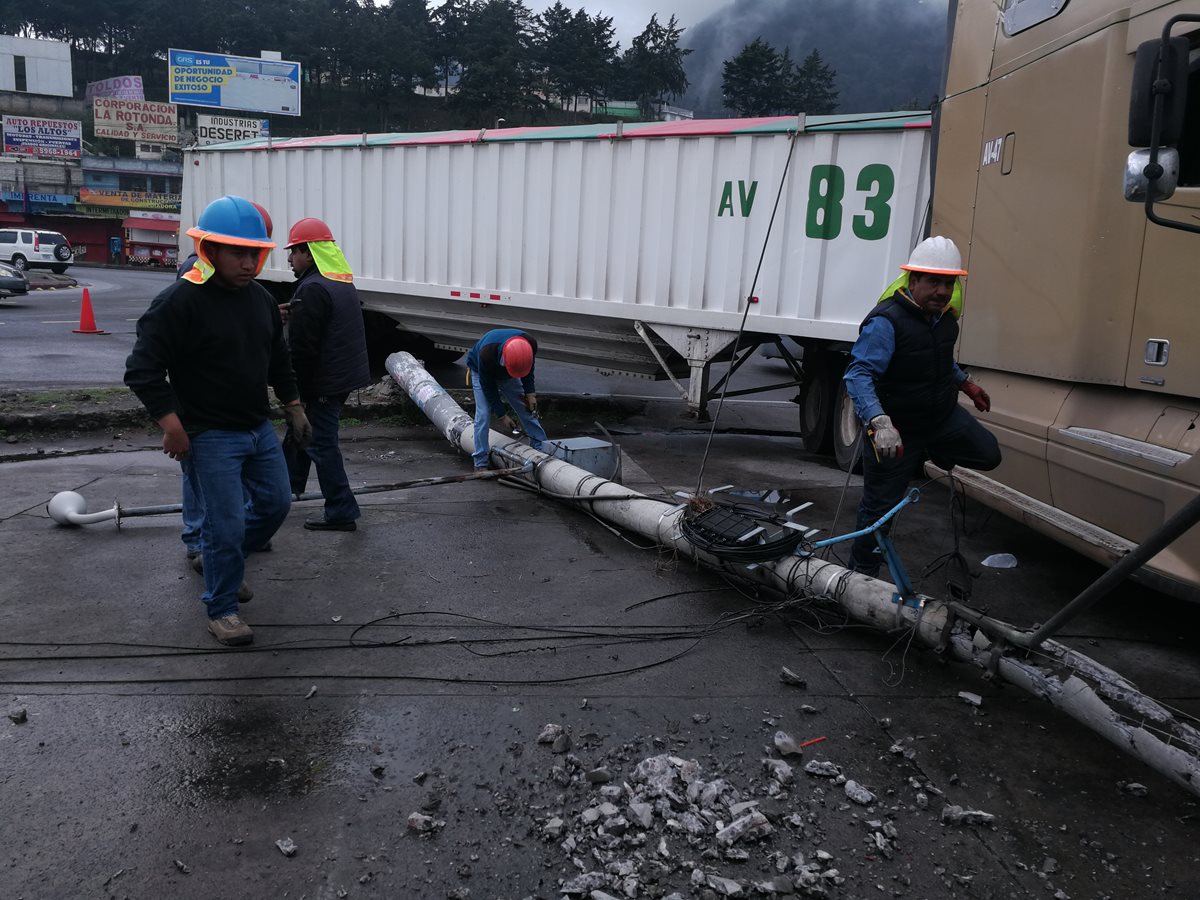 Accidente en la avenida La Independencia, zona 2 de Quetzaltenango, dejó daños materiales que incluyen un poste de alumbrado público. (Foto Prensa Libre: Fred Rivera)