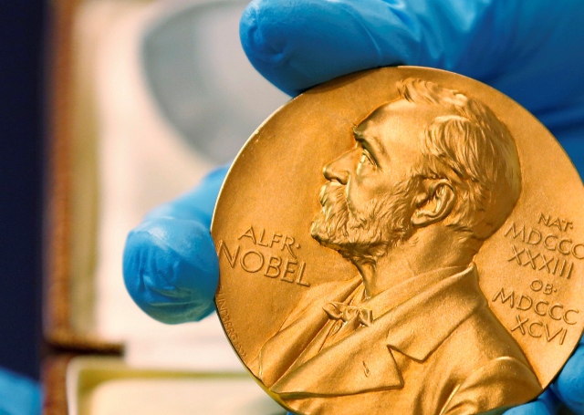 Esta es la medalla que reciben los ganadores de un Premio Nobel. (Foto Prensa Libre: AFP)