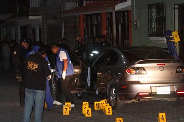 Investigadores reúnen evidencias en el lugar del ataque donde murió Johana Lorente y resultó herido Rudy Carmajá, en San Andrés Itzapa. (Foto Prensa Libre: Víctor Chamalé)  