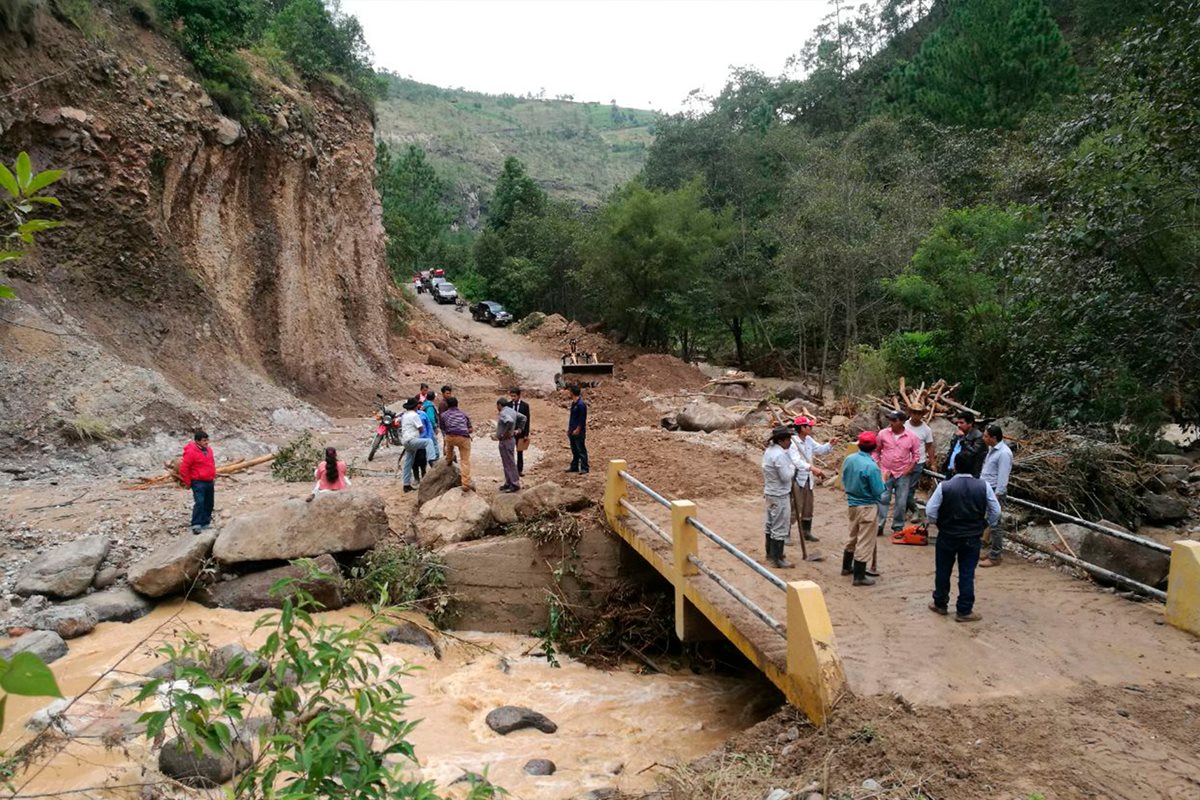Vecinos de Sipacapa están incomunicados debido a 14 derrumbes que se registraron en la ruta hacia la cabecera. (Foto Prensa Libre: Whitmer Barrera)