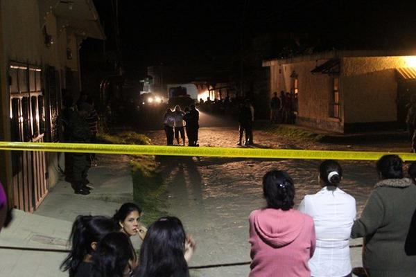 Curiosos observan el lugar donde fue encontrado el cadáver de Osman Enrique Hernández, en la cabecera de Jalapa. (Foto Prensa Libre: Hugo Oliva)