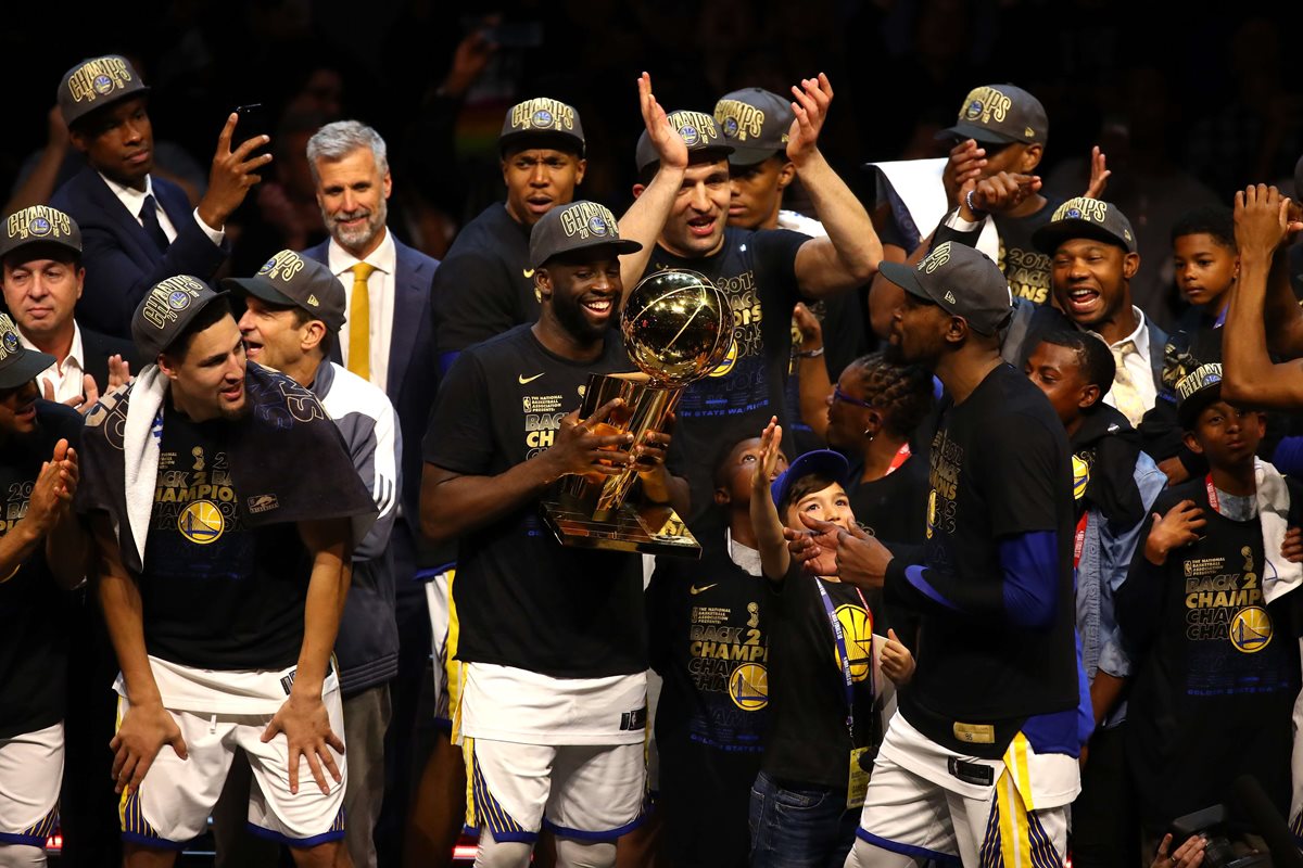 Los jugadores de los Warriors de Golden State celebran su bicampeonato de la NBA. (Foto Prensa Libre: AFP)