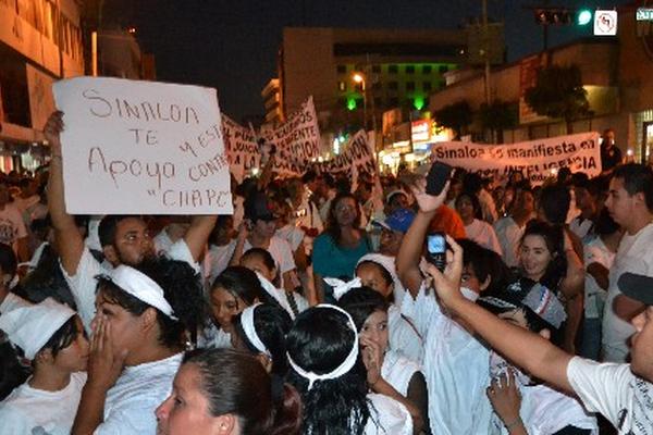 Cientos de personas marchan en Culiacán y Guamúchil, Sinaloa, a favor de "el Chapo". (Foto Prensa Libre:EFE)