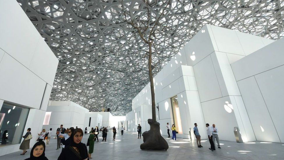 El museo pagará a Francia cientos de millones de dólares por el uso del nombre del Louvre. AFP