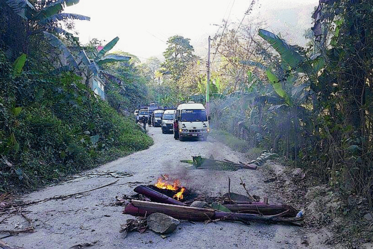 Vecinos colocan barricadas en el barrio El Centenario, Tucurú, Alta Verapaz, para exigir el servicio de energía eléctrica. (Foto Prensa Libre: Eduardo Sam)