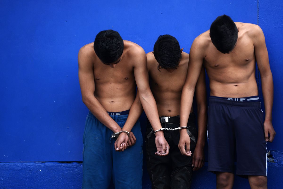 En El Salvador más de 13 mil integrantes de pandillas guardan prisión. (Foto Prensa Libre: AFP).