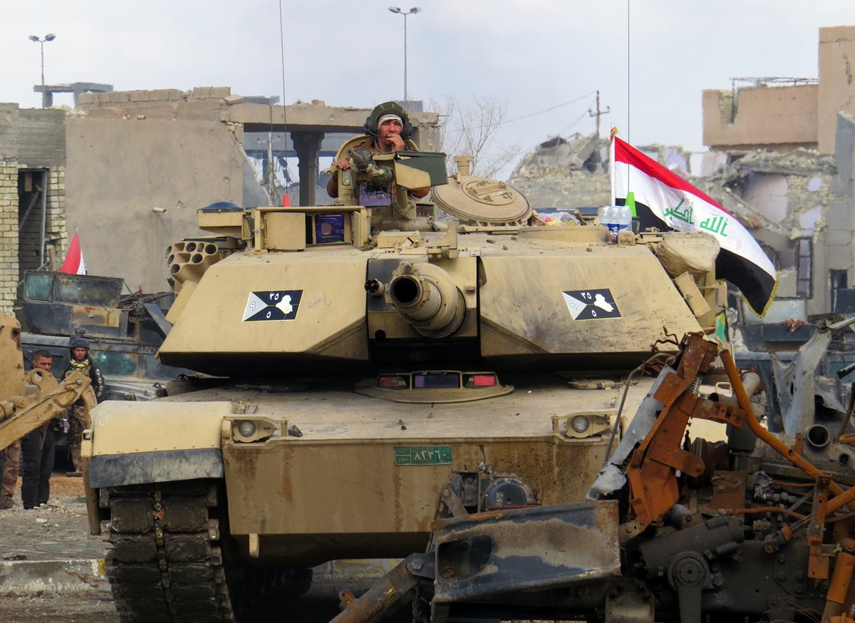 Tanques de guerra del gobierno iraquí entran en un sector de la ciudad de Ramadi, tomada por el grupo Estado Islámico (EI). (AFP)