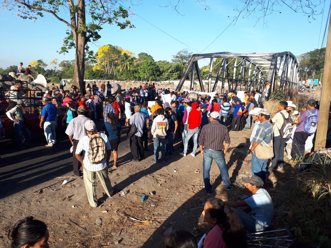 Pobladores de Caballo Blanco liberan ruta luego de nueve horas de protesta