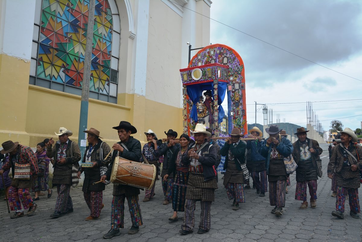 Integrantes de la Cofradía de San Martín y San Diego, en la cabecera de Sololá, participan en procesión. (Foto Prensa Libre: Édgar René Sáenz)