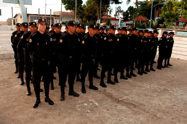 Los agentes serán distribuidos en distintas subestaciones de Petén. (Foto Prensa Libre: Rigoberto Escobar).