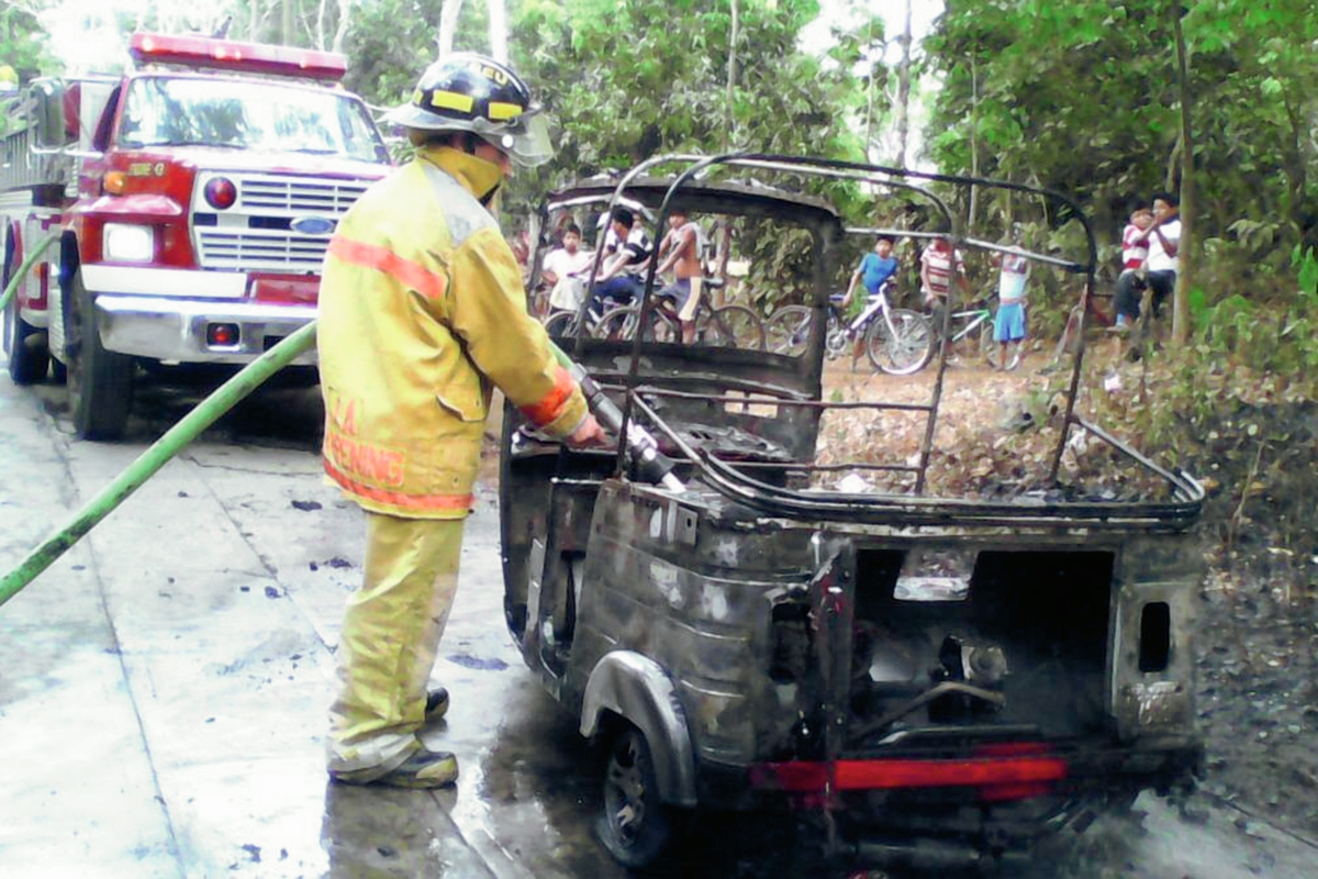 Socorrista controla incendio en mototaxi, en Retalhuleu. (Foto Prensa Libre: Rolando Miranda)