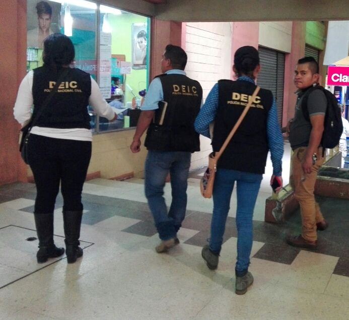 Investigadores harán diligencias en 12 comercios dedicados al comercio de celulares. (Foto Prensa Libre: PNC)