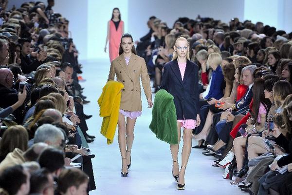 Modelos lucen creaciones para la temporada otoño/invierno del diseñador belga Raf Simons para la marca Christian Dior, en la semana de la moda de París, que culmina el 5 de marzo. (Foto Prensa Libre: EFE)