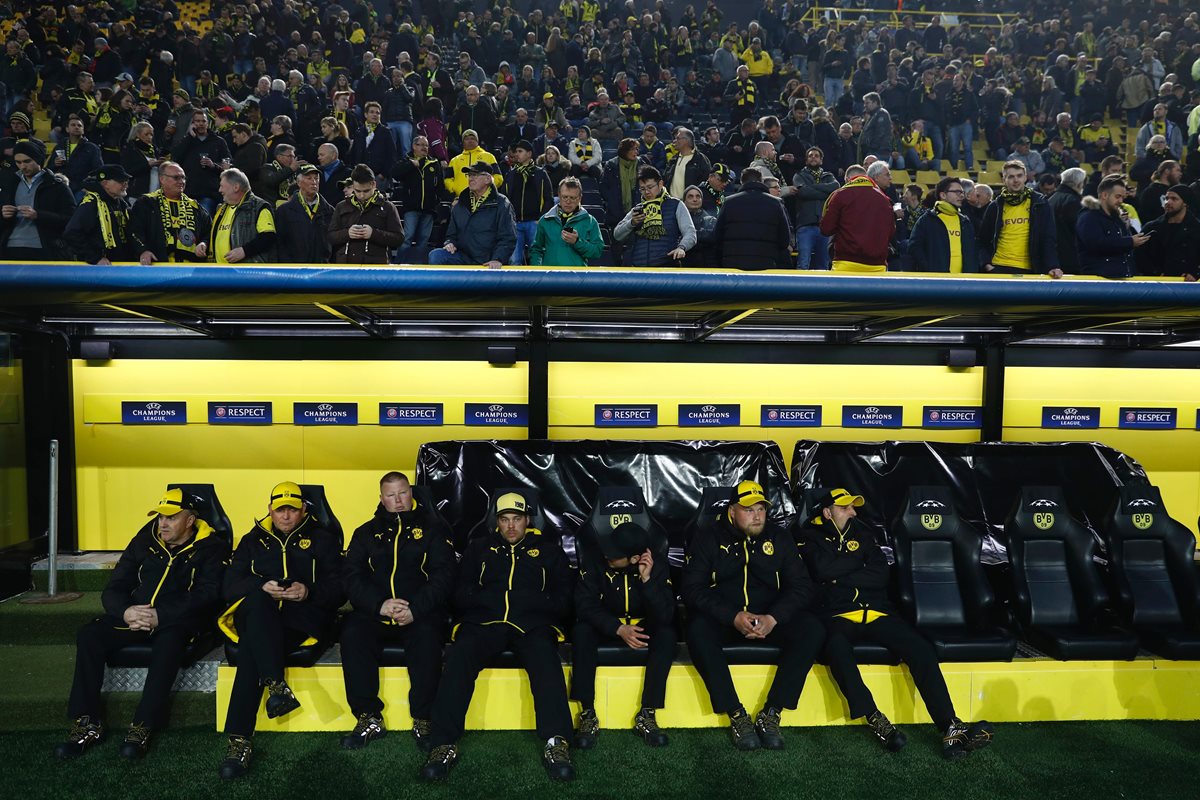 Los miembros del cuerpo técnico del Dortmund en el estadio. (Foto Prensa Libre: AFP)