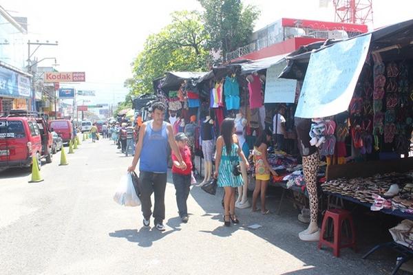 Vendedores informales del mercado central de Chiquimula colocaron rótulos en sus ventas, para oponerse a la construcción de un muro. (Foto Prensa Libre: Edwin Paxtor)  <br _mce_bogus="1"/>