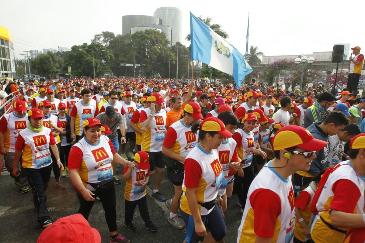 Miles de personas participan en la IV Carrera Familiar de McDonald's. (Foto Prensa Libre: Paulo Raquec)