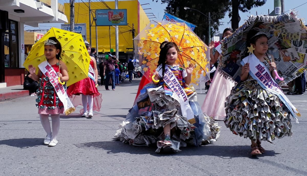 Resaltan la importancia de reciclar en el desfile de párvulos en Quetzaltenango. (Foto Prensa Libre: Cortesía Esau Mazariegos)