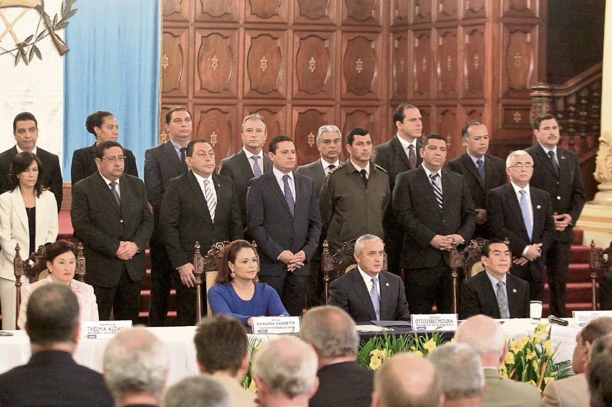 El presidente Otto Pérez Molina, acompañado de funcionarios de Estado —incluida la vicepresidenta Roxana Baldetti— y el comisionado Iván Velásquez, se prepara para dar a conocer que pedirá la extensión del mandato de la Cicig.
