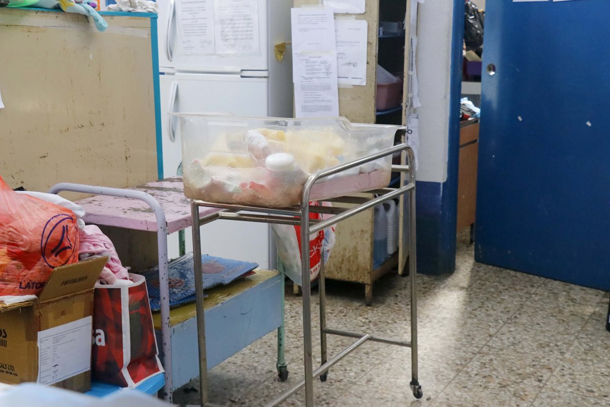 La recién nacida que fue abandonada el parqueo de un restaurante de un centro comercial se encuentra en la pediatría del Hospital Nacional de Retalhuleu. (Foto Prensa Libre: Rolando Miranda)