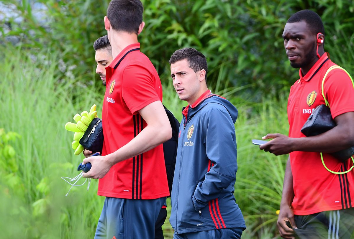 Hazard y sus compañeros llegan a la zona de entrenamiento en Le Haillan, Francia. (Foto Prensa Libre: AFP)