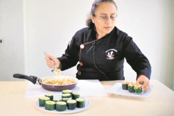 La chef  Carina Grajeda de Sandoval  muestra la preparación de deliciosos calabacines rellenos. (Foto Prensa Libre: Byron Aragón)