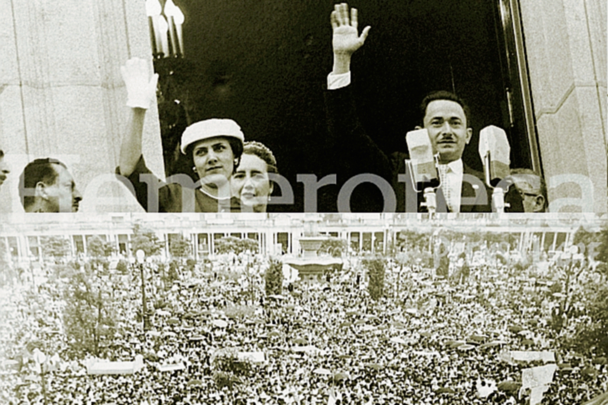 Arriba: Castillo Armas y su esposa Odilia saludan a la multitud desde el balcón presidencial. (Foto: Hemeroteca PL)