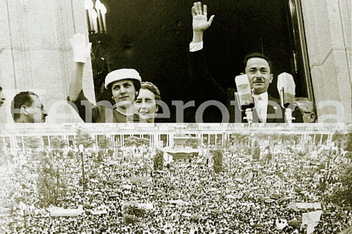 Arriba: Castillo Armas y su esposa Odilia saludan a la multitud desde el balcón presidencial. (Foto: Hemeroteca PL)