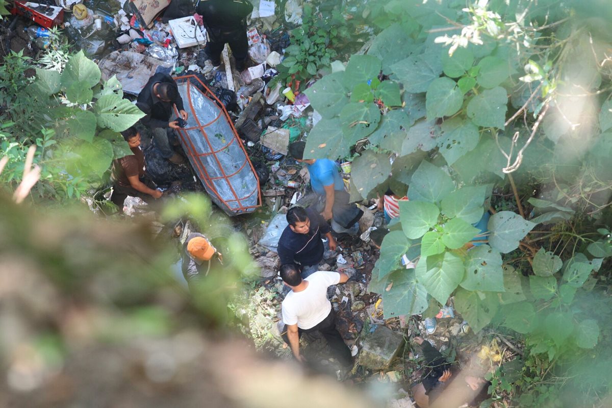 El cuerpo fue encontrado en el fondo de un barranco. (Foto Prensa Libre: Álvaro Interiano)
